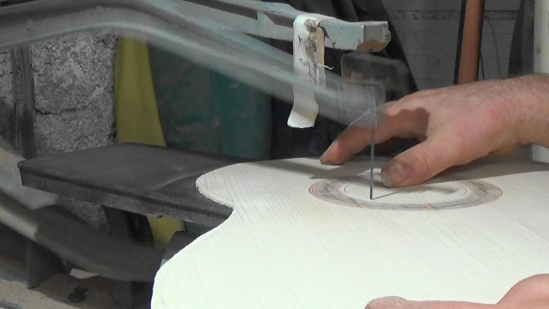 Corte da boca do violão com serra de marqueteria mantendo formato circular preciso