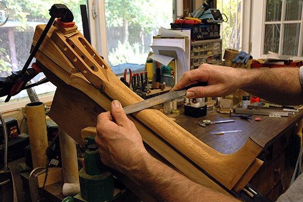 Partes do braço do violão: headstock, escala, braço e tróculo