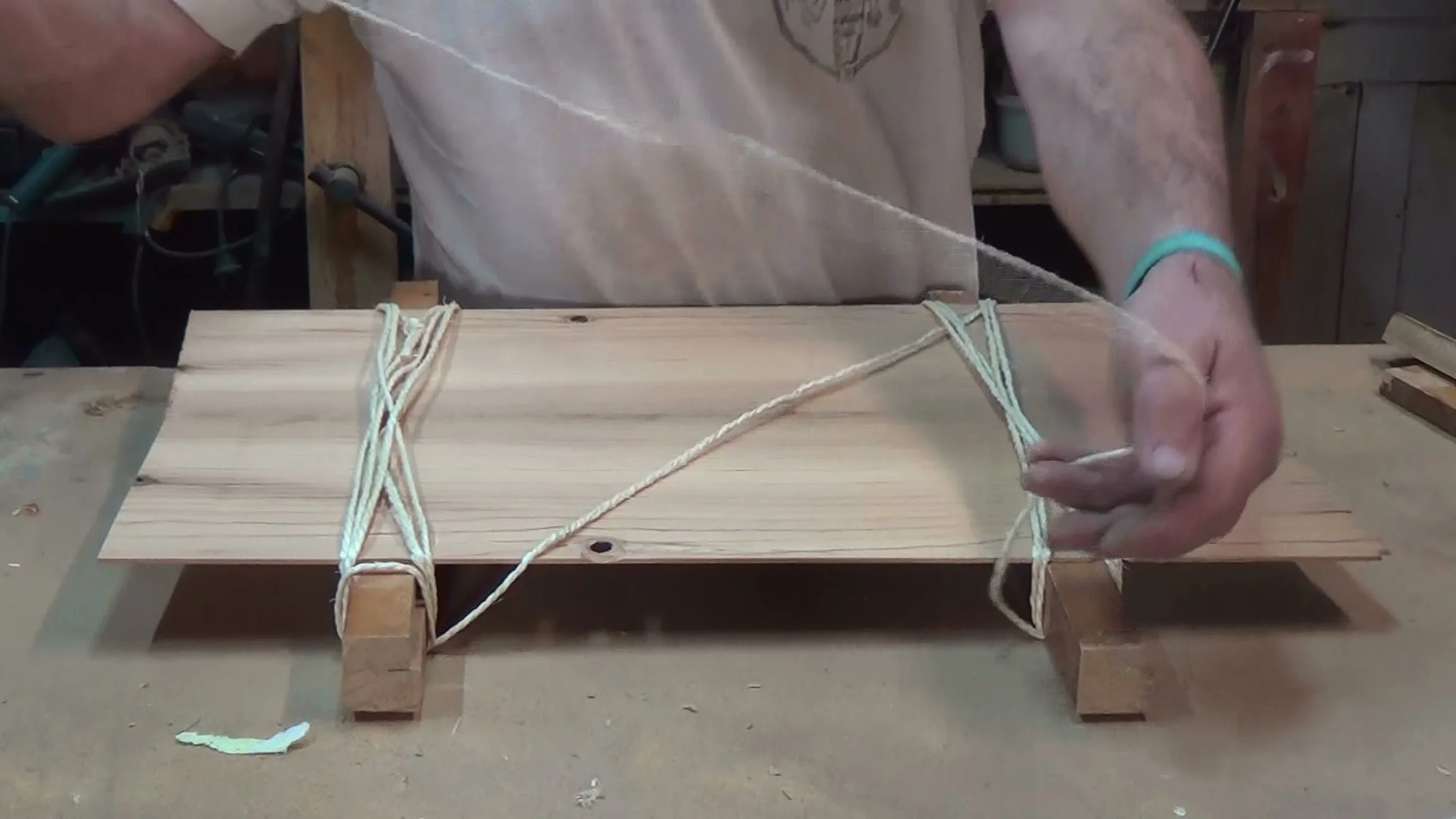 Colagem do tampo do violão com pressão uniforme usando método da corda