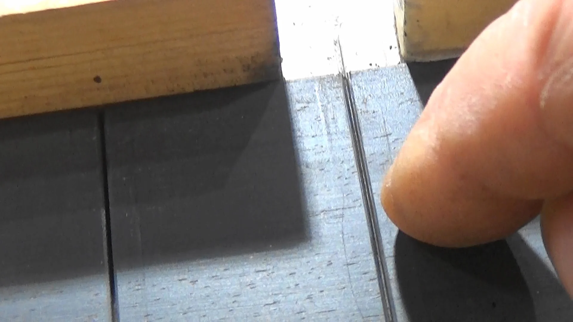 Serrote de trastes cortando slot em escala de ébano com fita de controle de profundidade na lâmina e guia lateral de esquadro