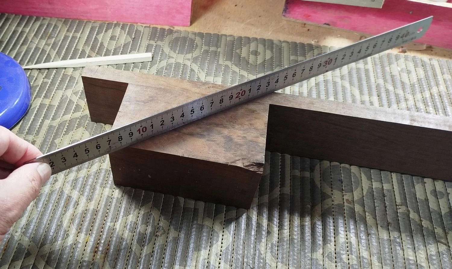 esquadrejamento do braço de violão com plaina e régua de referência