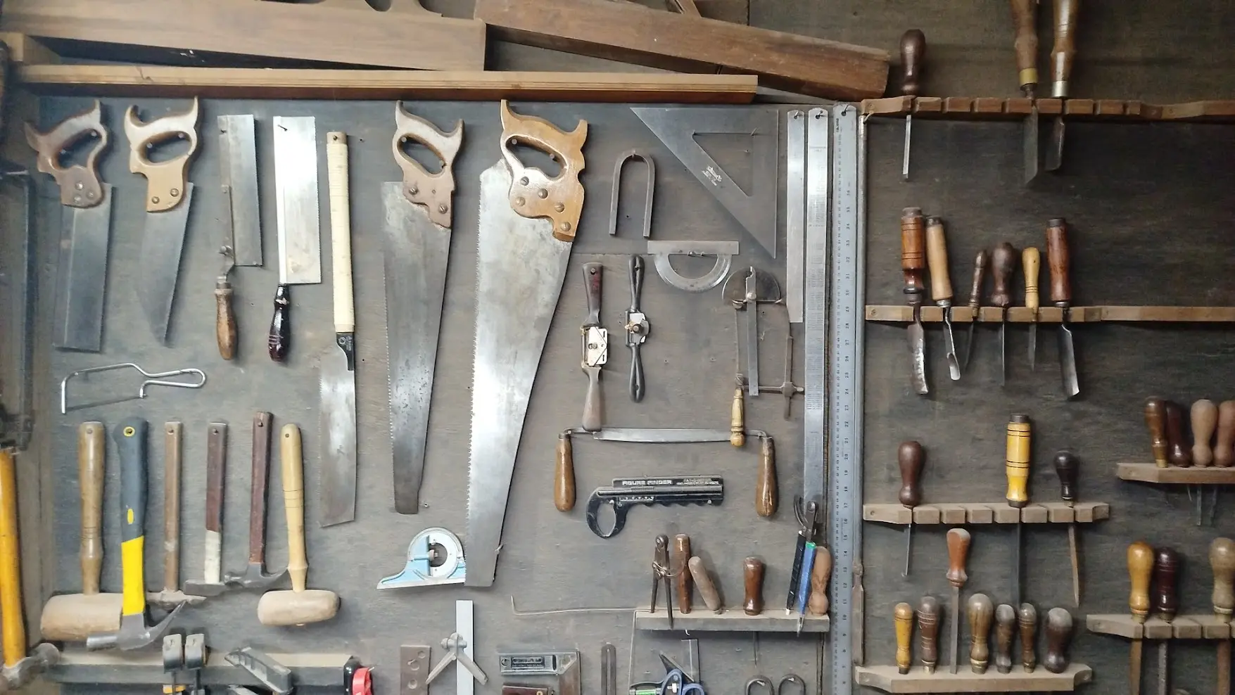 Ferramentas de luthieria em bancada