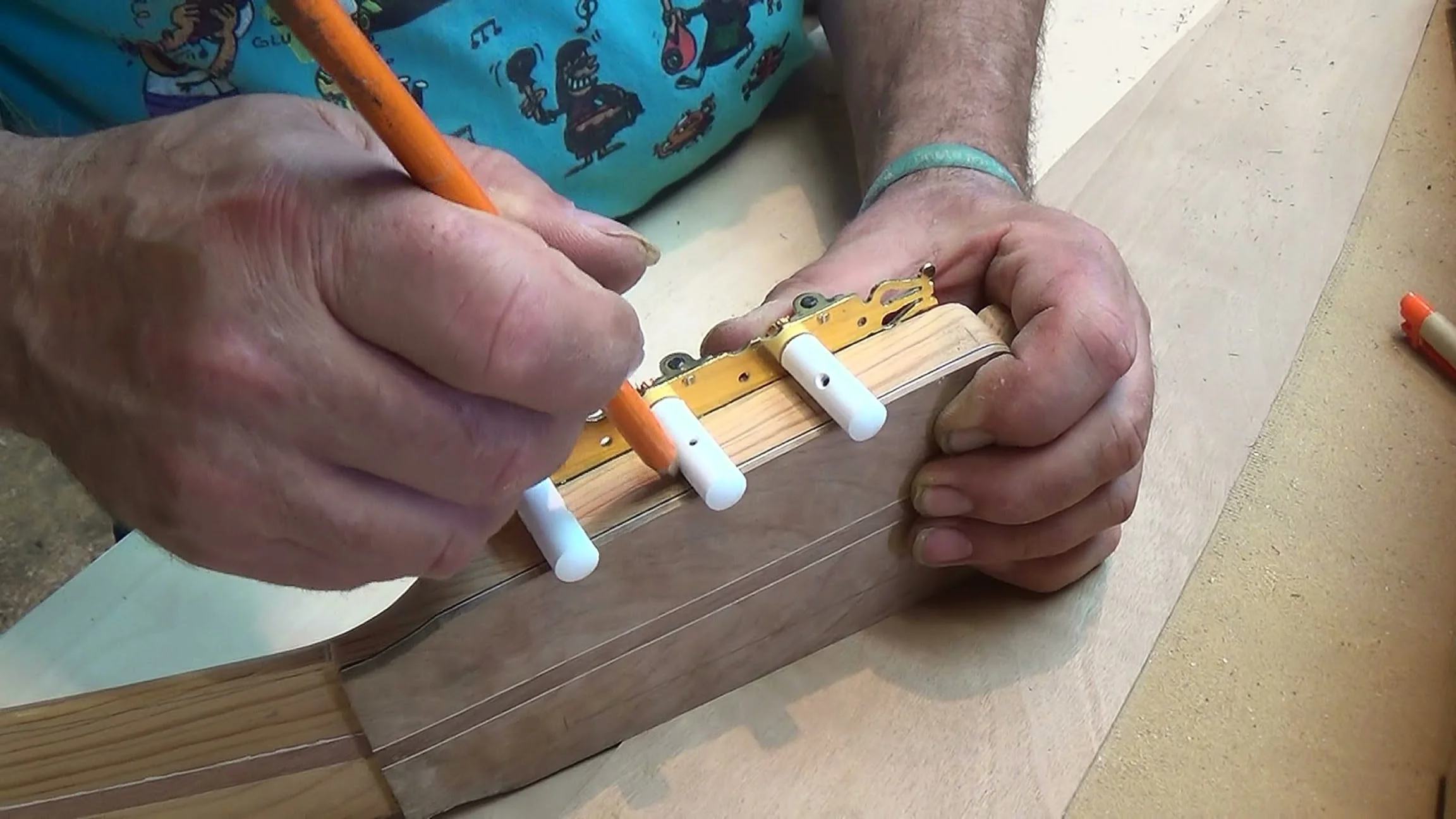 marcação e furação do headstock de violão para tarrachas