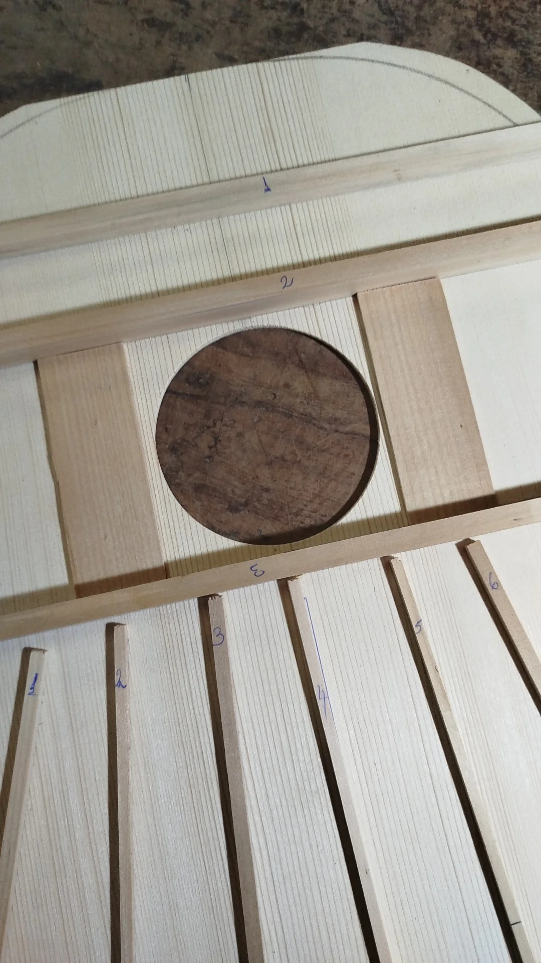 Leque harmônico do violão com varetas internas e travessas no tampo