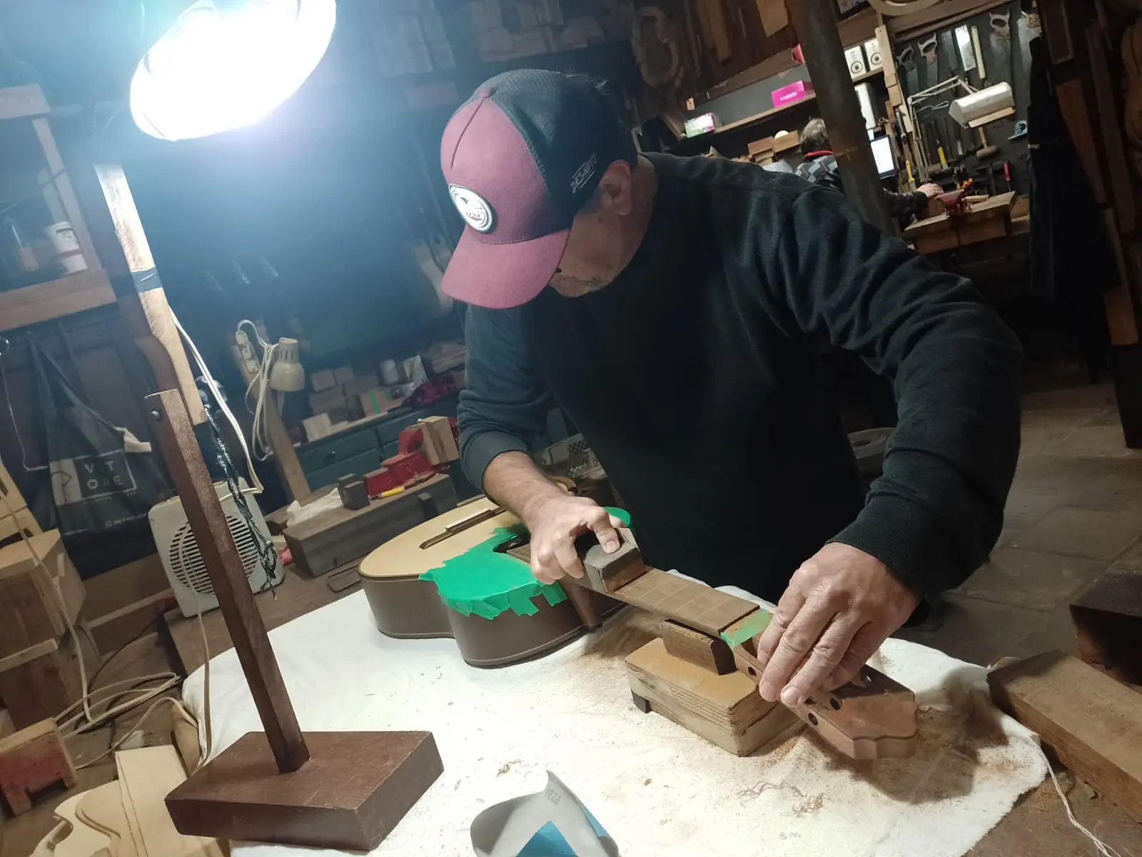 Oficina de luthieria com violão em construção