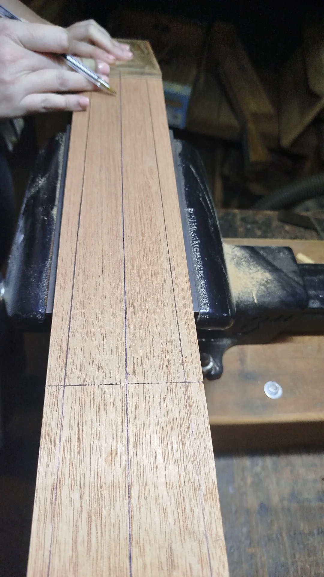 marcação da linha central e traste 12 no braço do violão