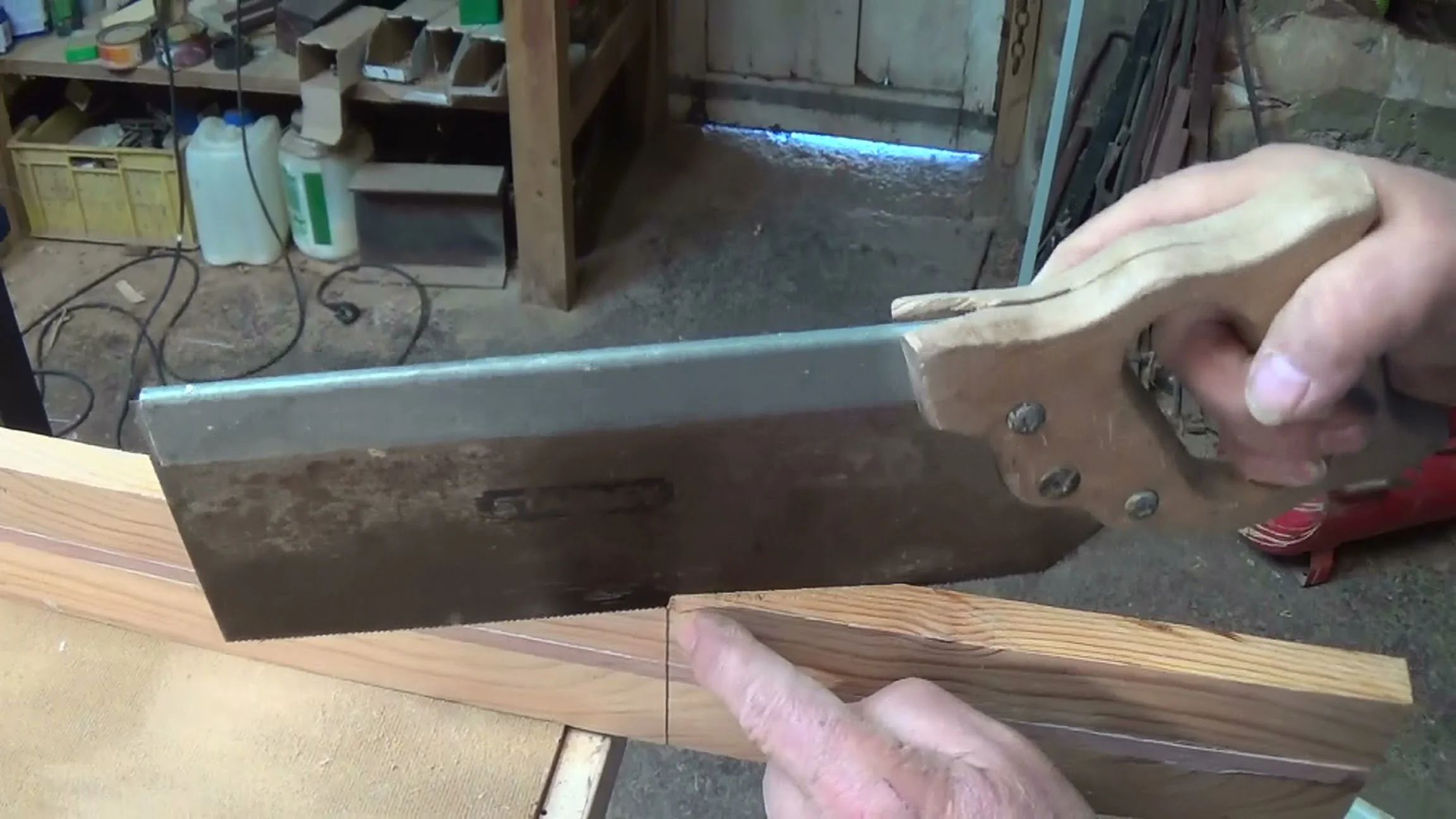 corte do headstock em 15 graus com serrote