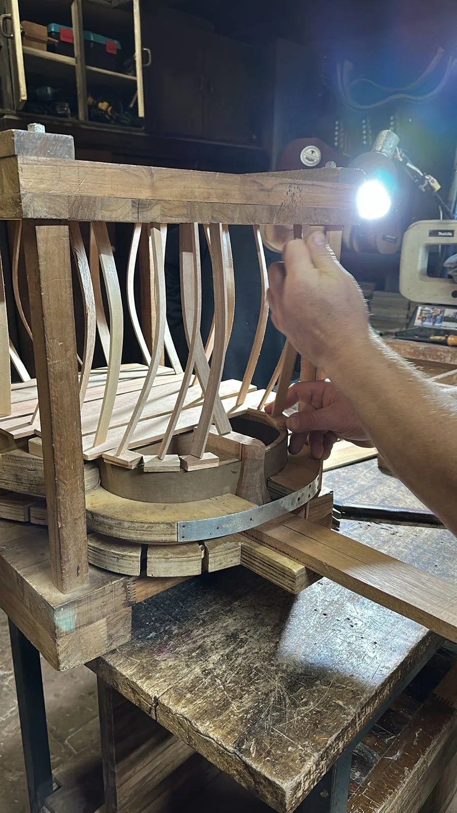 Colagem do tampo do violão com go-bar deck e spool clamps distribuindo pressão uniforme