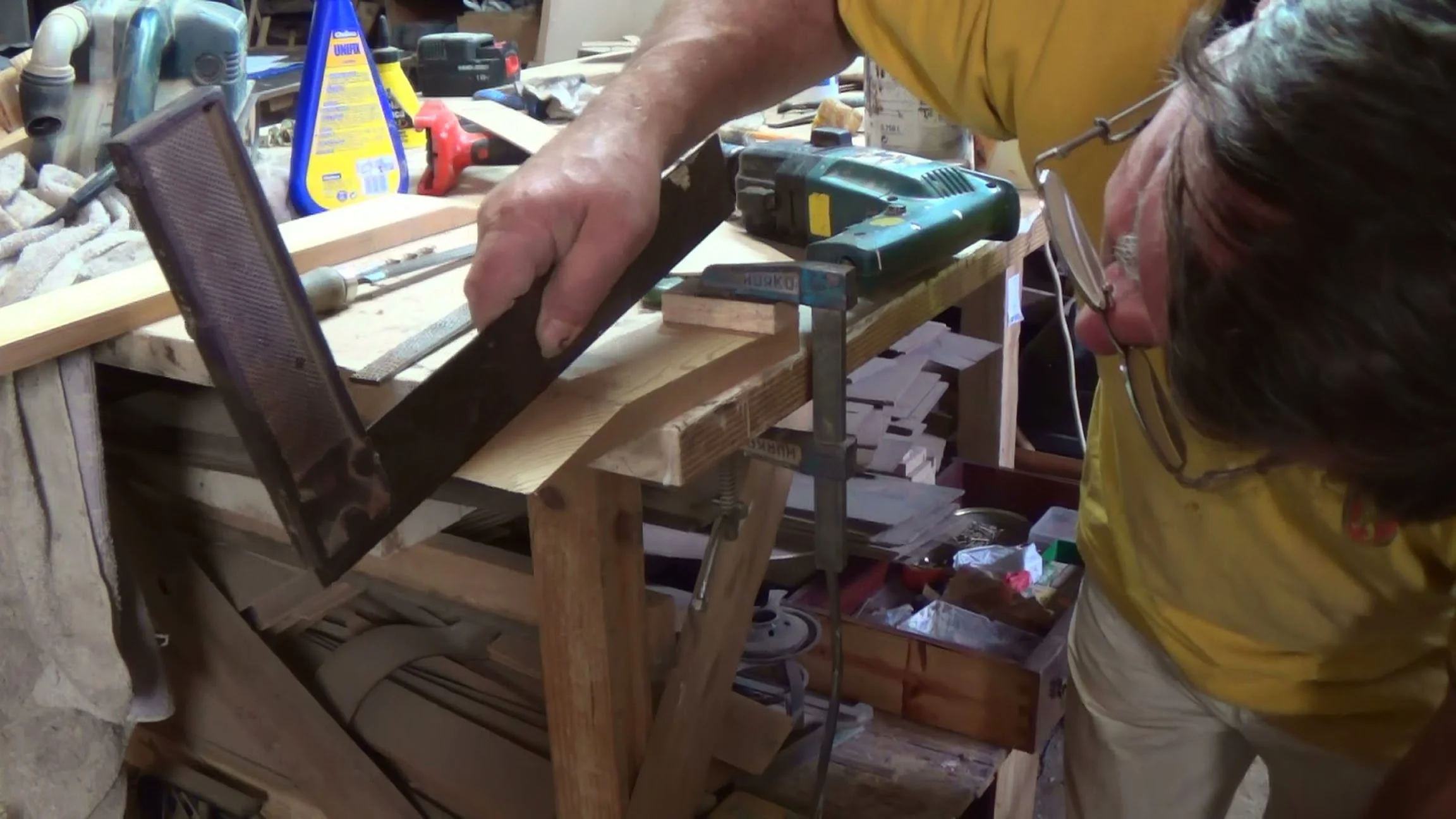 Retificação do plano do headstock com lixa e régua