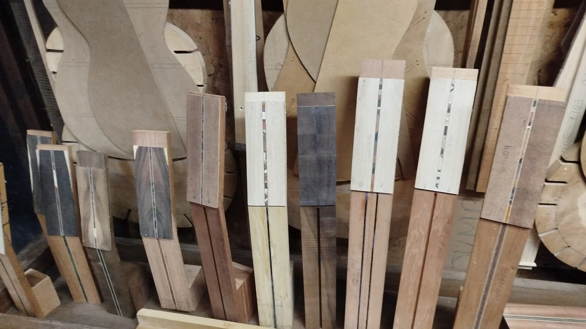 Fotos de diversos headstocks com soletas coladas