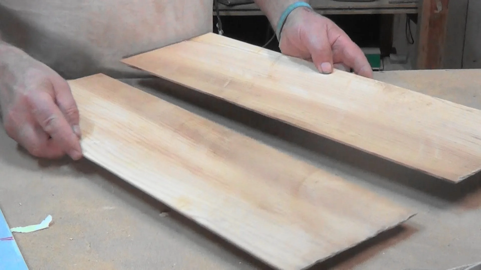 Bookmatch do tampo do violão com as duas metades espelhadas antes da colagem