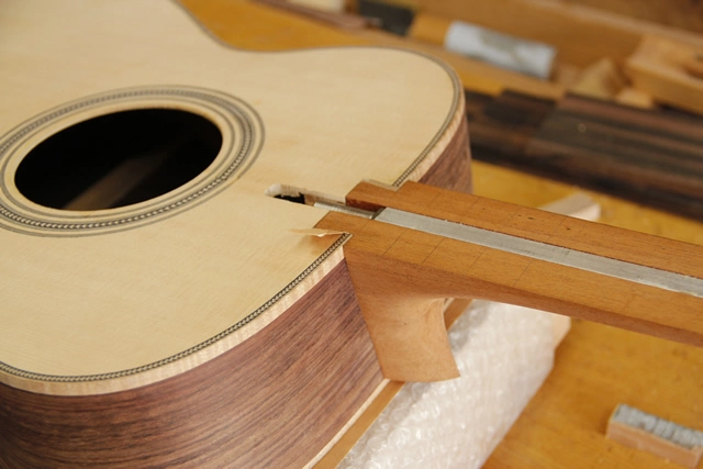 Tensor de violão instalado no braço durante a construção