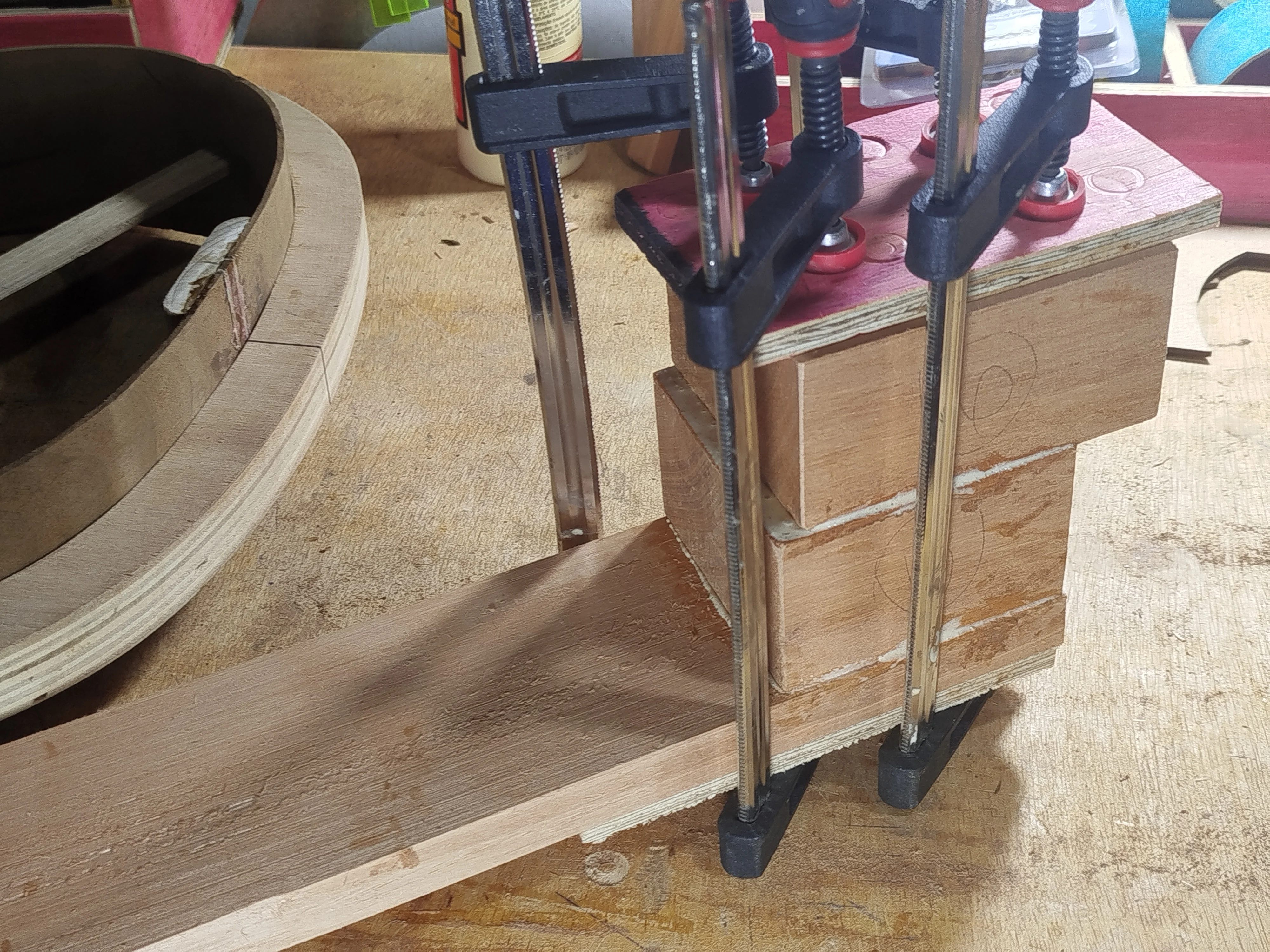 Tróculo espanhol de violão sendo colado e prensado