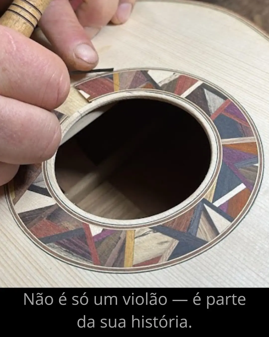 Detalhe do braço de violão artesanal