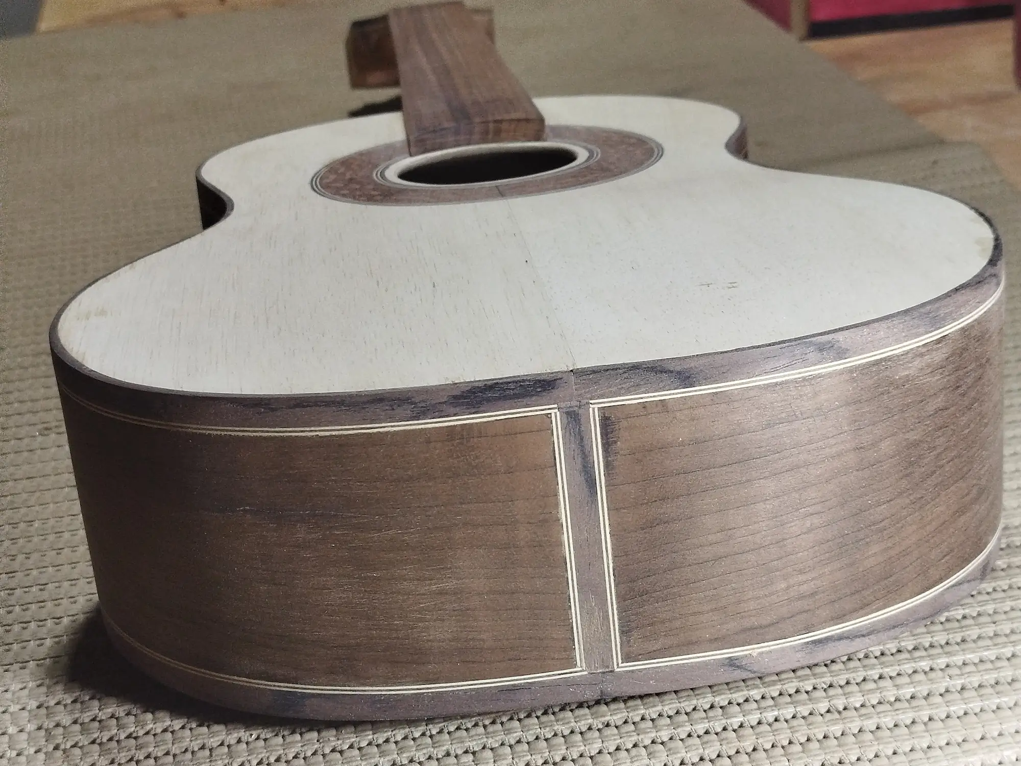 Violão artesanal sendo construido