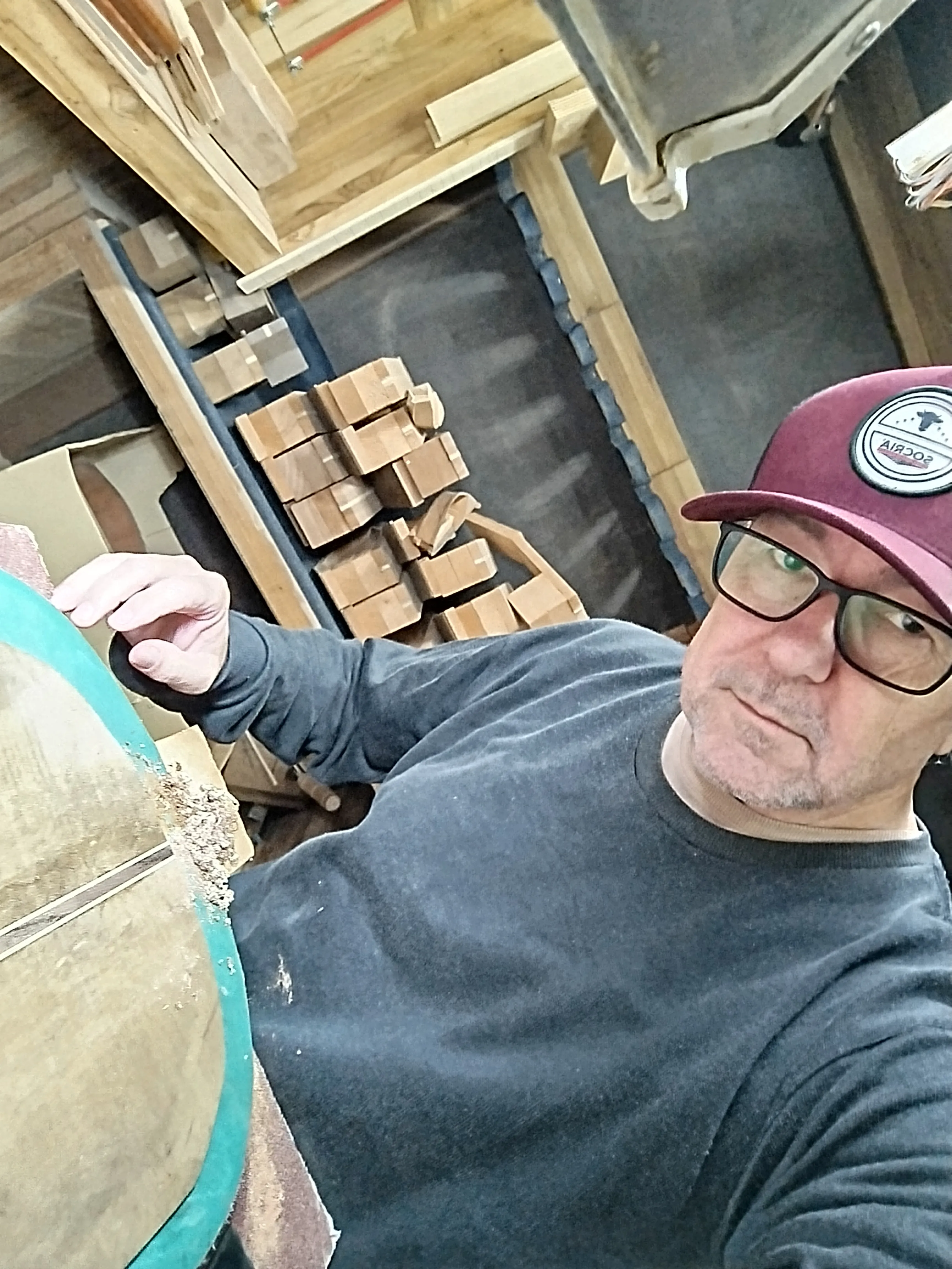 Jacir Paulo Baratieri, luthier especializado em construção de violões artesanais