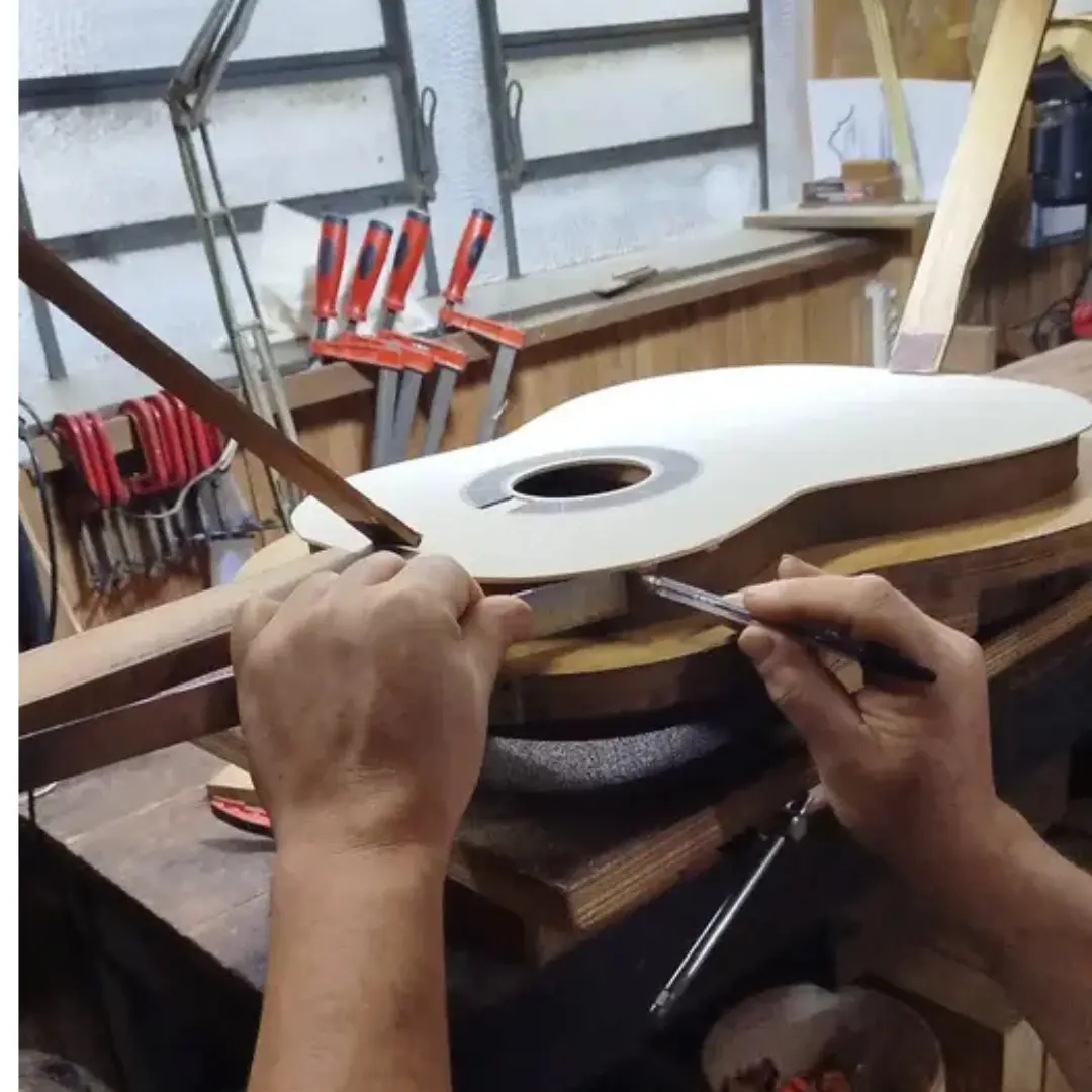 Oficina de luthieria artesanal especializada na construção de violões e instrumentos de cordas