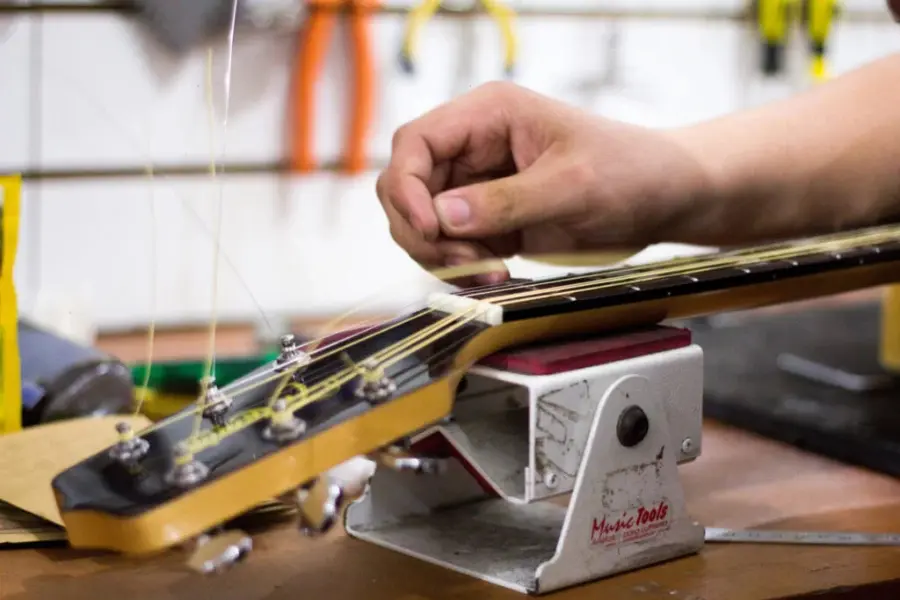 Serviços de luthieria como regulagem de violão, troca de trastes, colagem de cavalete e manutenção de instrumentos de cordas